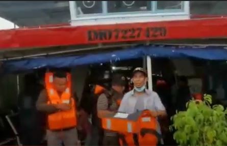 Penumpang kapal feri berebut jaket pelampung begitu kapal miring dihantam gelombang. (Foto: iNews TV/Andy Eba)