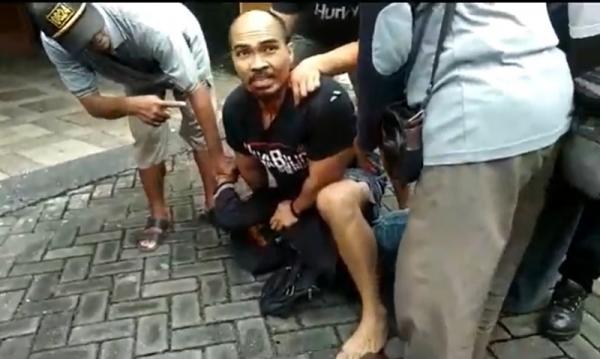 Pelaku pembunuhan saat ditangkap warga setelah mencoba kabur. (Foto: iNews.id/Bambang Sugiarto).