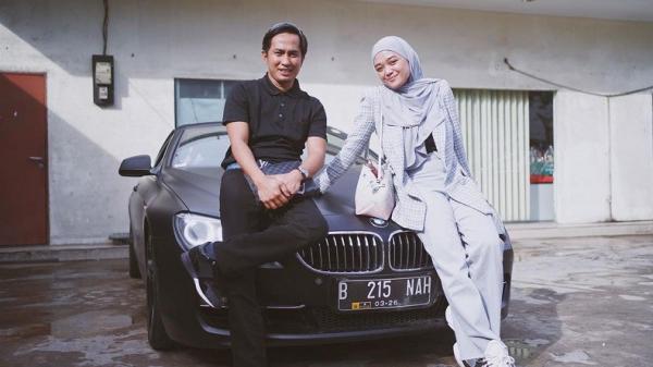 Delta Hesti berpose dalam kabin mobil boks. (Foto: IG @deltahesti).