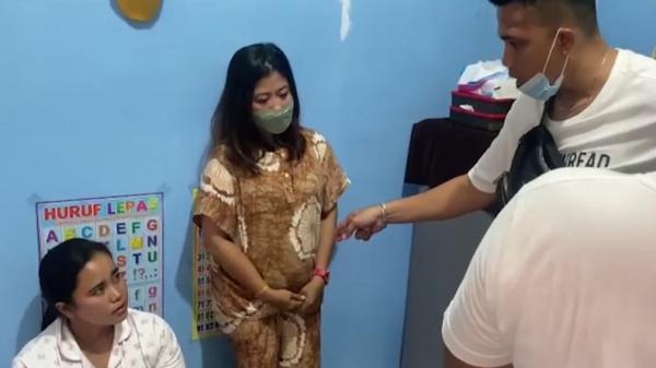 Dua ibu rumah tangga di Padang yang menyimpan sabu di kue ulang tahun (Budi Sunandar/MNC Portal)