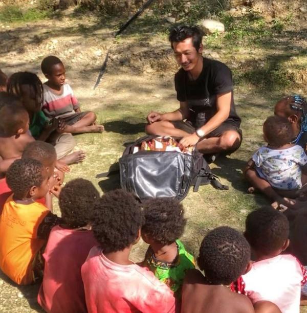Bripda Eko Putra dan anak-anak di Puncak Jaya, Papua. (Foto: Instagram Eko Putra)