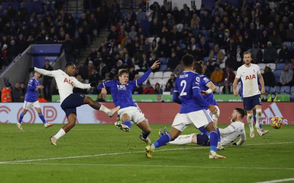 Steven Bergwijn Winger Tottenham Hotspur, Steven Bergwijn melepaskan tembakan ke gawang Leicester City dalam laga Liga Inggris 2021/2022 di Stadion King Power, Kamis (20/1/2022). (Foto: REUTERS/Jason Cairnduff)