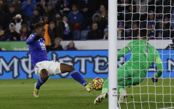 Striker Leicester City, Patson Daka Striker Leicester City, Patson Daka berusaha menyarangkan bola ke gawang kiper Tottenham Hotspur, Hugo Lloris dalam laga Liga Inggris 2021/2022 di Stadion King Power, Kamis (20/1/2022). (Foto: REUTERS/Jason Cairnduff)