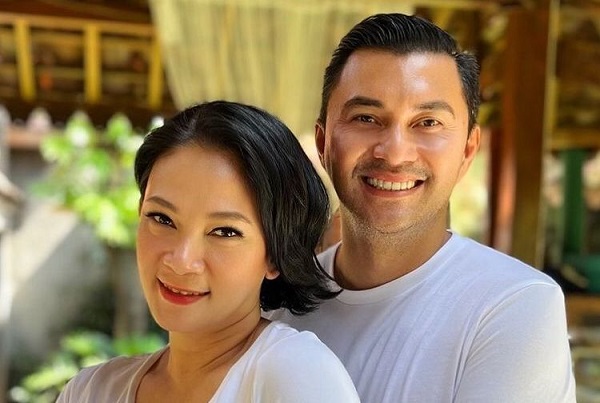 Artis tampan yang pilih menikahi wanita lebih tua, Anjasmara. (Foto: IG)