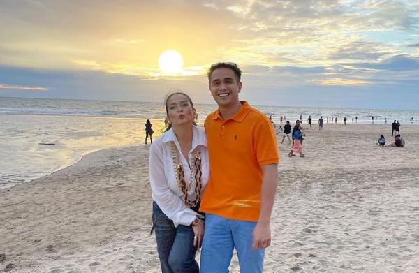 Arjun Perwira bersama sang istri. (Foto: IG)