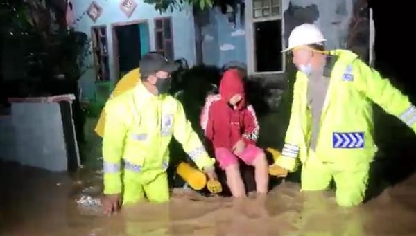 Kediri Diterjang Banjir, Ratusan Rumah Terendam hingga 1 Meter