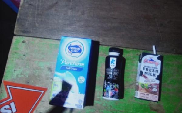 Istri Anak Tewas 2 Minuman kemasan ditemukan dekat korban. (Foto: Era Neizma Wedya).