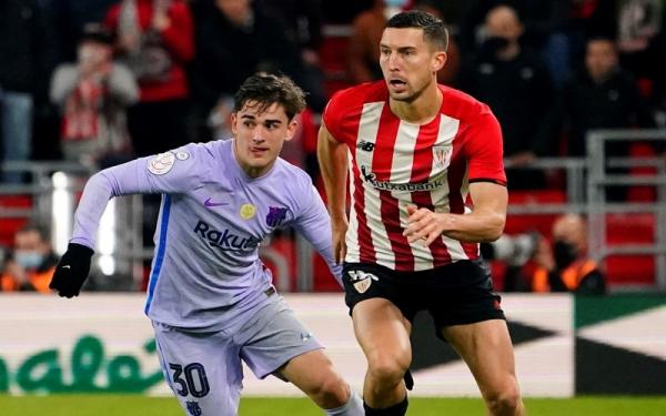 Pemain Barcelona, Gavi Pemain Barcelona, Gavi (kiri) berusaha berusaha mengejar pemain Athletic Bilbao, Jokin Ezkieta dalam laga Copa del Rey 2021/2022 di Stadion San Mames, Jumat (21/1/2022). (Foto: REUTERS/Vincent West)