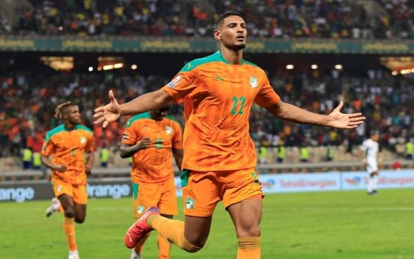 Striker Pantai Gading, Sebastien Haller merayakan gol ke gawang Aljazair dalam laga Piala Afrika 2021 di Douala Stadium, Kamis (20/1/2022). (Foto: REUTERS)