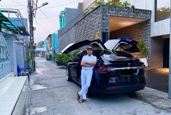 Ahmad Sahroni bersama mobil Porsche 911 GT3 RS.