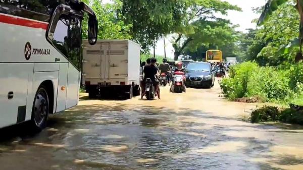 Jalur Alternatif Cirebon-Brebes Terendam Banjir, Lalu Lintas Macet