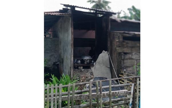 Rumah warga rusak ringan akibat gempa bumi 6,1 yang mengguncang Melonguane, Sulut, Sabtu (22/1/2022) pagi. (Foto: Subhan Sabu).