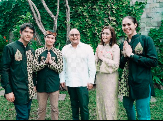 Artis Senior yang Tampak Seumuran dengan Anaknya. (foto: Instagram)