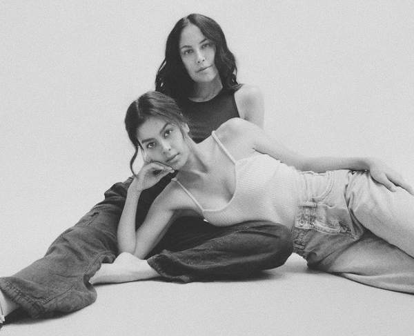 Screen Shot 2022 01 23 At 07 49 38 Artis Senior yang Tampak Seumuran dengan Anaknya. (foto: Instagram)