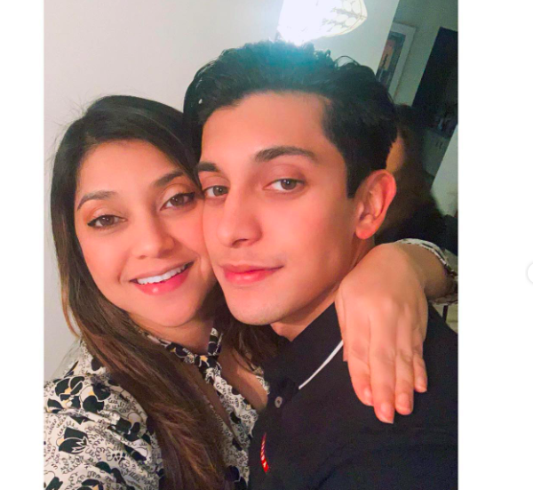 Screen Shot 2022 01 23 At 07 51 00 Artis Senior yang Tampak Seumuran dengan Anaknya. (foto: Instagram)