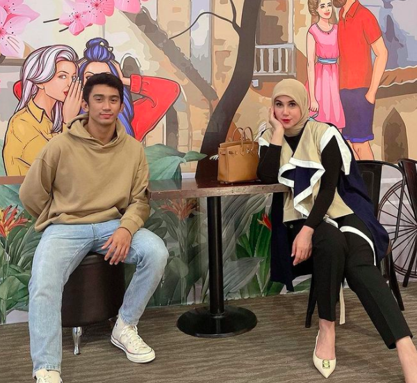 Screen Shot 2022 01 23 At 07 52 51 Artis Senior yang Tampak Seumuran dengan Anaknya. (foto: Instagram)