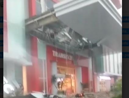 Diterjang Badai, Kanopi Atap Lobby Transmart Cirebon Ambruk Timpa 3 Orang Sekeluarga