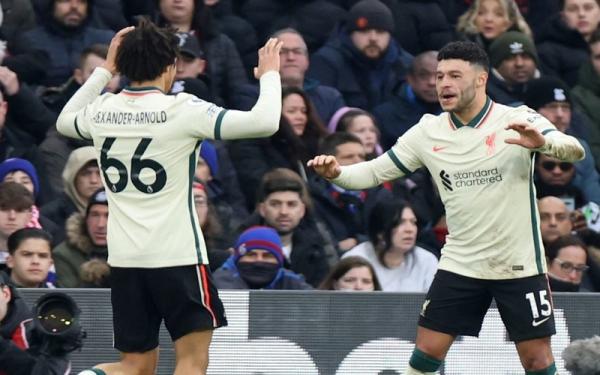 Gelandang Liverpool, Alex Oxlade-Chamberlain (kanan) merayakan gol ke gawang Crystal Palace bersama Trent Alexander-Arnold dalam laga Liga Inggris 2021/2022 di Stadion Selhurst Park, Minggu (23/1/2022). (Foto: REUTERS/Hannah Mckay)