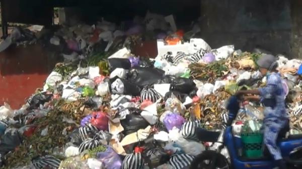 Sampah menumpuk di pinggiran jalan Yogya. Ini terjadi karena TPA ditutup sementara (Gunanto Farhan/MNC Portal)