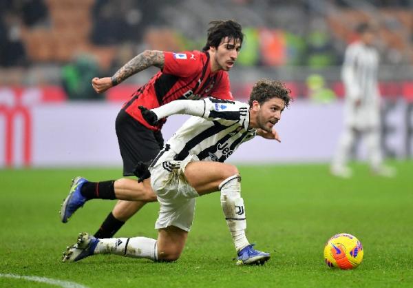 AC Milan bermain imbang 0-0 melawan Juventus di lanjutan Liga Italia 2021/2022. Padahal, Milan lebih banyak menciptakan peluang tapi gagal dimanfaatkan. (foto: REUTERS/Daniele Mascolo).
