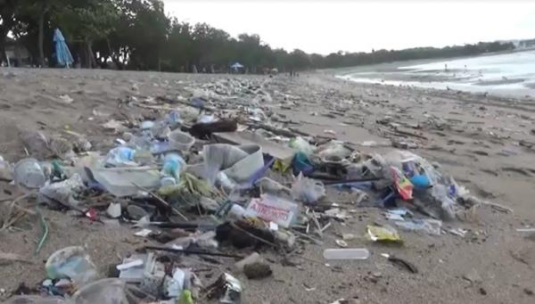 Sampah plastik menumpuk di bibir Pantai Kuta Bali. (Foto: iNews/Bagus Alit).
