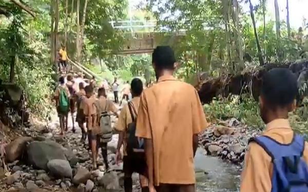 Jembatan Putus, Ratusan Pelajar SMPN 1 Paga Sikka Antre Seberangi Sungai Demi Sekolah