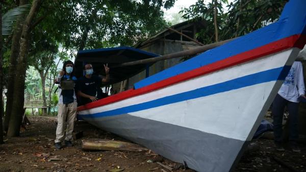 Perahu bantuan Gubernur Jabar Ridwan Kamil untuk antar jemput murid SDN Cilamo melintasi Sungai Cikaso, Sukabumi. (Foto: ISTIMEWA/JQR)
