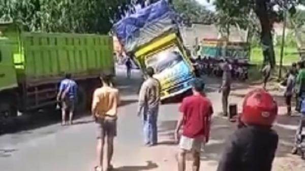 Detik-detik truk terguling di Jalan Raya Sukabumi-Bogor, Kabupaten Sukabumi terekam kamera, Senin (24/1/2022). (Foto: Dharmawan Hadi).