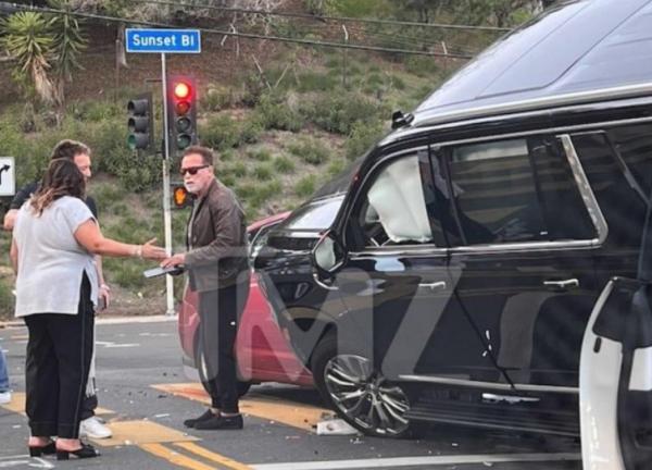 Arnold Schwarzenegger tabrak mobil Toyota Prius merah. Foto: TMZ