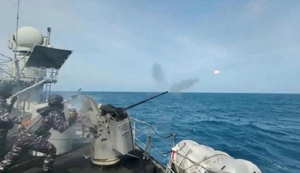 KRI Hasan Basri-382 melaksanakan latihan penembakan meriam di perairan Laut Jawa. (Foto IG Puspen TNI).