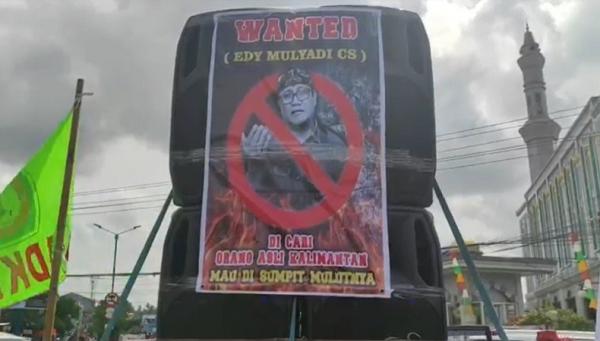 Masyarakat Dayak menggelar aksi damai mengecam Edy Mulyadi. (Foto: iNews/Maskaryadiansyah).
