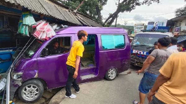 Angkot Oleng Tabrak Toko Akuarium di Sukabumi, Seorang Pembeli Jadi Korban
