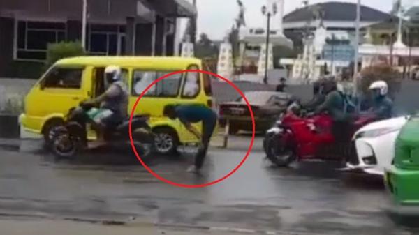 Sukabumi Heboh, Viral Video Pria ODGJ Sholat di Tengah Jalan Ahmad Yani, Ini Faktanya