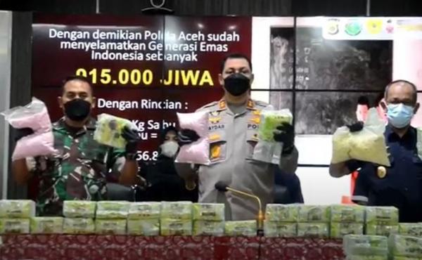 Kapolda Aceh, Irjen Pol Ahmad Haydar menunjukkan barang bukti 150 kg sabu yang akan diselundupkan ke Jakarta. (Foto: iNews TV/Taufan Mustafa)