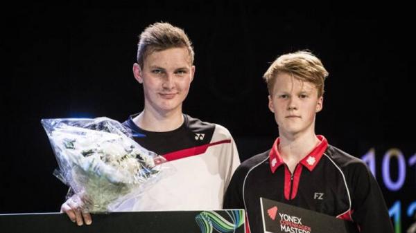 Dua tunggal putra Anders Antonsen dan Viktor Axelsen dihukum Federasi Bulu Tangkis Denmark (DBF). (Foto: Dr.Dk)