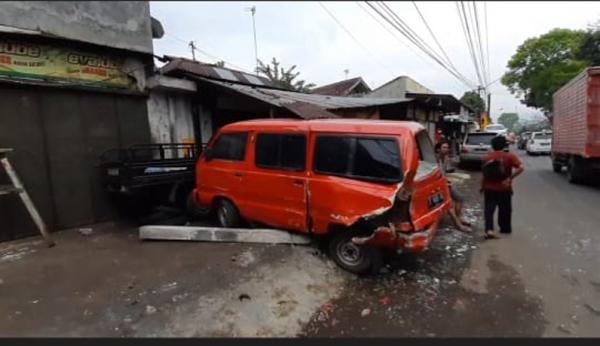 Hindari Pengendara Motor Belok Mendadak, Minibus Tabrak Mobil Dan 3 Rumah