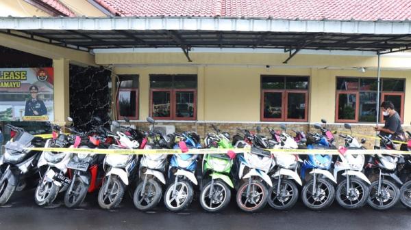 25 unit motor hasil curian yang disita dari tujuh tersangka sindikat curanmor. (Foto: Humas Polres Indramayu)