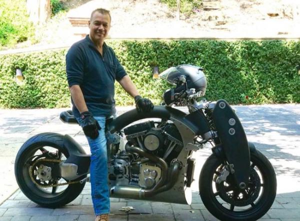 Eddie Van Helen, memiliki darah ayah Belanda dan ibu orang Indonesia.