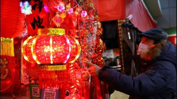 Orang tua siswa yang anaknya dihukum makan sampah oleh oknum guru melaporkan kasusnya ke Polres Buton. (Foto: iNews TV/Andi Ebha)