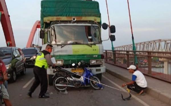 Truk Rem Blong Telan Korban, Sopir Tinggalkan Mobil dan Mayat Pemotor di Jembatan Musi 2