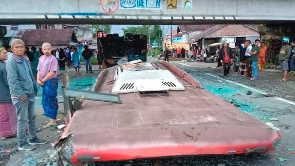 Atap bus PT Sipirok Nauli yang terbelah dua di Fly Over Padang Panjang. (Foto: Rus Akbar) 