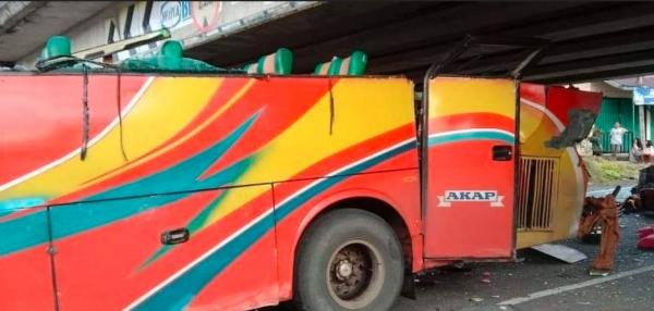 Bangkao kendaraan Bus Pt Sipirok Nauli yang terbelah. (Foto: MPI/Rus Akbar)