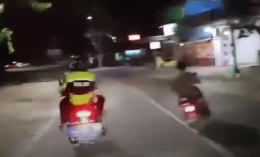 Petugas Satlantas Polres Bulukumba mengejar pemotor yang melanggar lalu lintas. (Foto: iNews TV/Sulaiman nai)
