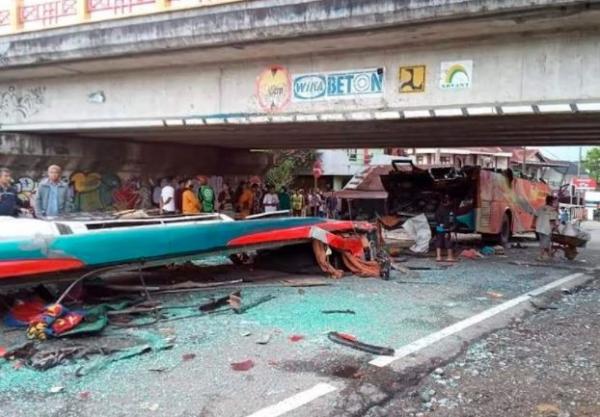 Puing-puing bodi bus PT Sipirok Nauli yang terbelah dua usai menabrak Fly Over di padang Panjang. (Foto: MPI/Rus Akbar)