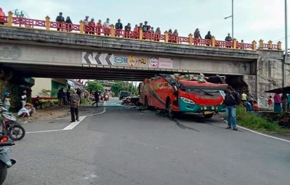 Bus Sipirok Nauli yang terbelah dua jadi tontonan warga di Jembatan Fly Over padang Panjang. (Foto: MPI/Rus Akbar)