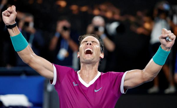 Petenis Spanyol Rafael Nadal juara Australia Open 2022. Pencapaian itu didapat usai melibas wakil Rusia Daniil Medvedev 2-6, 6-7, 6-4, 6-4, dan 7-5. (Foto: REUTERS/Asanka Brendon Ratnayake)