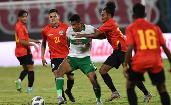 Timor Leste tak berkutik lawan Timnas Indonesia dan kalah 0-3 pada FIFA Matchday di Stadion I Wayan Dipta, Minggu (30/1/2022) malam WIB. (Foto: ANTARA FOTO/Nyoman Budhiana)