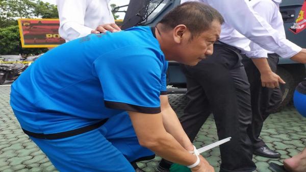 Qollari bilan jinsiy olatni tegizish