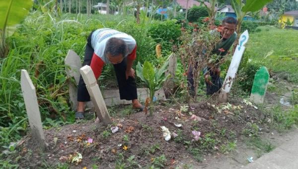 Makam untuk pembuang sampah sembarangan di Jambi. (Foto : Azhari Sultan).