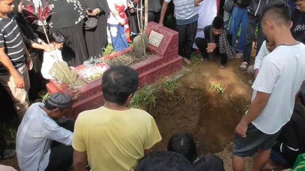 Pemakaman DJ Indah Cleo Pemakaman DJ Indah Cleo yang dilakukan di samping pusara ayahnya di Agam. Indah satu dari 17 korban bentrokan di Sorong (Wahyu Sikumbang/MNC Portal)